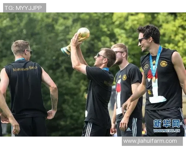 足球球迷欢庆胜利时刻激情四溢共同分享喜悦与团结的美好瞬间